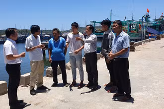Các cấp ủy ở Hoài Nhơn (Bình Ðịnh) thường xuyên gặp gỡ, trao đổi với ngư dân, thúc đẩy hiệu quả chủ trương tạo nguồn, bồi dưỡng và kết nạp ngư dân vào Ðảng. 