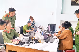 Lực lượng an ninh mạng, Văn phòng Cơ quan Cảnh sát điều tra (Công an tỉnh Phú Yên) đấu tranh với các đối tượng tình nghi sử dụng phương tiện điện tử thực hiện hành vi lừa đảo chiếm đoạt tài sản. (Ảnh XUÂN HUY) 