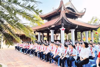 Học sinh Trường trung học cơ sở Long Biên tham quan, tìm hiểu các di tích trên địa bàn quận Long Biên. 