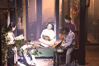 Cảnh sinh hoạt, làm việc của một gia đình Hà Nội xưa được tái hiện qua "Chuyện phố Hàng". 