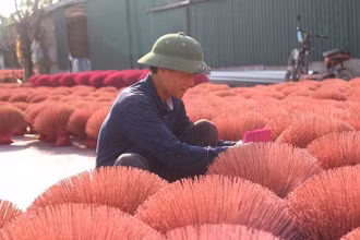 Xã Quảng Phú Cầu là một trong những xã đầu tiên của huyện Ứng Hòa (Hà Nội) triển khai xây dựng điểm du lịch quảng bá làng nghề làm tăm hương. 