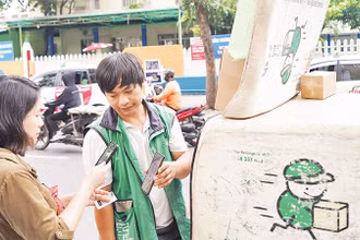 Giao dịch thương mại điện tử trên địa bàn Thành phố Hồ Chí Minh ngày càng sôi động. (Ảnh Thế Anh) 