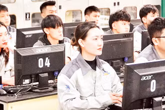 Nguồn nhân lực chất lượng cao góp phần gia tăng năng lực cạnh tranh của Hà Nội. Trong ảnh: Giờ học của sinh viên Chương trình đào tạo công nghệ sản xuất 4.0, Trường cao đẳng nghề Công nghiệp Hà Nội. (Ảnh THANH XUÂN) 
