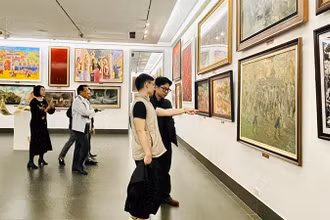 Một góc triển lãm "Di sản văn hóa Việt Nam qua hội họa". 