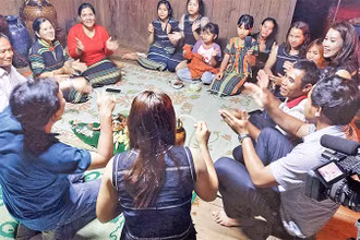 Một buổi sinh hoạt trao truyền hát ru của đồng bào Cơ Ho. 