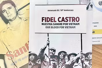 Cuốn sách "Fidel castro - Vì Việt Nam, nguyện hiến dâng cả máu!". (Ảnh TTXVN) 