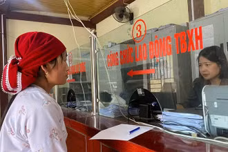 Người dân nhận kết quả tại bộ phận một cửa xã Phố Cáo (huyện Ðồng Văn, tỉnh Hà Giang). 