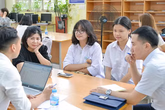 Học sinh tham vấn trực tiếp với chuyên gia trong Chương trình Ngày hội hướng nghiệp tại Trường THPT Yên Hòa, quận Cầu Giấy, Hà Nội. (Ảnh Thế Ðại) 