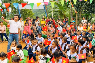 Anh Nguyễn Bình Nam cùng cô trò điểm trường mầm non Tak Lẽ, xã Trà Leng, huyện Nam Trà My, tỉnh Quảng Nam. (Ảnh NAM BÌNH) 