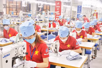 Sản xuất hàng may mặc tại Tổng công ty May 10. 