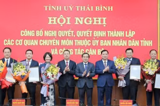 Ðại diện Thường trực Tỉnh ủy Thái Bình trao quyết định và tặng hoa chúc mừng năm giám đốc sở được bổ nhiệm sau hợp nhất, giảm đầu mối. 