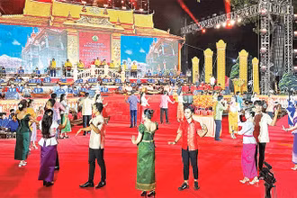 Ðồng bào Khmer Sóc Trăng vào ngày hội. (Ảnh NGUYỄN PHONG) 