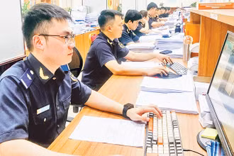 Thực hiện hải quan điện tử tại Chi cục Hải quan cửa khẩu cảng Hải Phòng khu vực 3. 