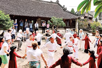 Khách du lịch dự sinh hoạt văn hóa cộng đồng tại Phú Thọ. (Ảnh Mai Anh) 
