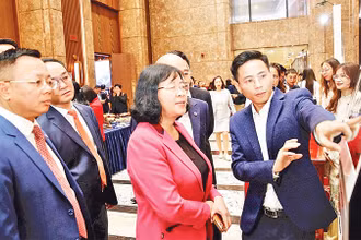 Lãnh đạo Thành ủy Hà Nội trải nghiệm các ứng dụng chuyển đổi số dùng chung ba cấp của thành phố. 
