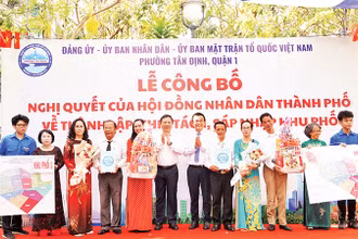 Lãnh đạo Thành phố Hồ Chí Minh trao quyết định, bản đồ của 14 khu phố mới được thành lập tại phường Tân Ðịnh, Quận 1. (Ảnh THẾ ANH) 