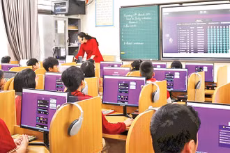 Phòng bộ môn tiếng Anh tại Trường tiểu học Thủ Lệ được trang bị đầy đủ thiết bị công nghệ, giúp học sinh học tập hiệu quả hơn. 