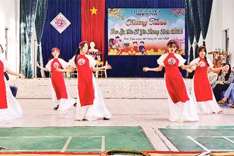 Một tiết mục văn nghệ của các em học sinh tại chương trình. 