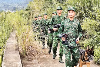Bộ đội Biên phòng Ðồn Hoành Mô tuần tra biên giới. 