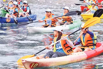 Ðua thuyền Kayak - trải nghiệm hấp dẫn của du khách khi đến Ðà Bắc. 