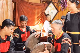 Mí Bưng (người đứng) thường xuyên động viên các thế hệ trẻ xã Ea Tiêu gìn giữ văn hóa truyền thống. 
