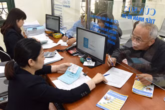 Người dân làm thủ tục tại Bảo hiểm xã hội tỉnh Hưng Yên. (Ảnh TRẦN HẢI) 
