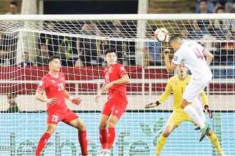 Một pha "thủng lưới" của đội tuyển Việt Nam (áo đỏ) trong trận thua Indonesia 0-3. (Ảnh VFF) 