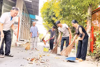 Người dân phường Trường Thọ (thành phố Thủ Ðức) tham gia dọn dẹp vệ sinh khu dân cư. 