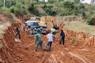 Cán bộ, chiến sĩ Lữ đoàn Công binh 7 (Quân đoàn 3) làm đường vào làng Ðê Kôn, xã Hà Ra, huyện Mang Yang, tỉnh Gia Lai. 