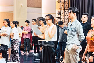 Các nghệ sĩ HBSO trong một chương trình tập luyện vở diễn mới. 