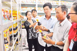 Du khách tham quan cơ sở sản xuất nước mắm Phụng Hưng, thành phố Phú Quốc. 
