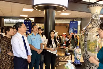 Tham quan không gian triển lãm "Hồn của đất". 