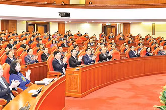 Các đồng chí lãnh đạo Ðảng, Nhà nước và các đại biểu dự phiên bế mạc Hội nghị. (Ảnh ÐĂNG KHOA) 