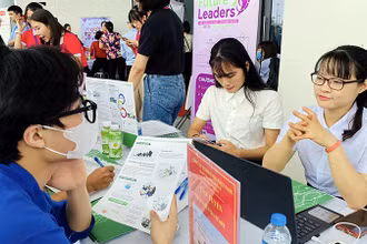 Người lao động tìm việc làm tại phiên giao dịch việc làm lưu động huyện Ðông Anh, Hà Nội. (Ảnh THU PHƯƠNG) 