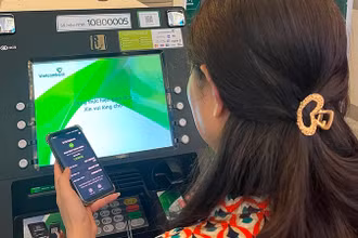 Người dân giao dịch qua ATM của Ngân hàng Vietcombank. 