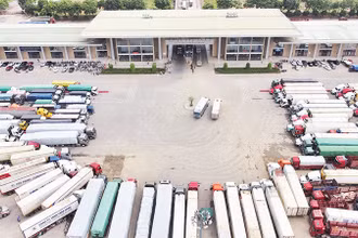Hoạt động xuất nhập hàng hóa tại Cửa khẩu Quốc tế đường bộ số 2 Kim Thành, Lào Cai. (Ảnh THÀNH TÂM) 