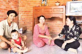 Phóng viên Ðài Truyền thanh huyện Tân Châu xuống địa bàn thăm một gia đình dân tộc thiểu số để phỏng vấn, viết bài. 