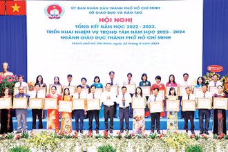 Các đơn vị giáo dục có thành tích xuất sắc trong năm học 2022-2023 nhận bằng khen của Chủ tịch Ủy ban nhân dân Thành phố Hồ Chí Minh. 