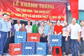 Ðại diện MTTQ tỉnh Cà Mau và đơn vị đồng hành trao quà và bàn giao nhà mới tặng hộ bán vé số dạo. 