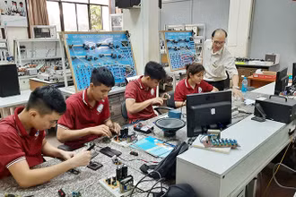 Ðào tạo nghề chuyên sâu ngành điện tử tại Trường cao đẳng Kỹ nghệ II, Thành phố Hồ Chí Minh. 