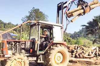 Chiếc máy nông nghiệp sau cải tiến của anh Duẩn có thêm chức năng gắp, nâng. 