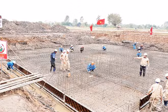Thi công vị trí 201 Ðường dây 500 kV mạch 3 đoạn Nhà máy Nhiệt điện Nam Ðịnh I-Phố Nối (địa phận Thái Bình). 