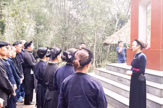 Du khách tham quan di tích đồi Nà Pậu, thuộc ATK Chợ Ðồn, tỉnh Bắc Kạn. 