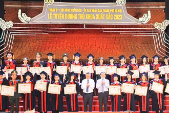 Thành phố Hà Nội tuyên dương thủ khoa xuất sắc năm 2023. (Ảnh Phạm Hùng) 
