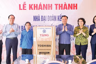 Bí thư Thành ủy Ðinh Tiến Dũng cùng các đồng chí lãnh đạo trao quà mừng nhà mới tặng gia đình bà Hoàng Thị Quyết. (Ảnh Thành Nguyễn) 