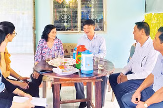 Lãnh đạo Thành ủy Tây Ninh đến thăm, lắng nghe tâm tư, suy nghĩ, kinh nghiệm từ những đảng viên lão thành để tập trung "tự soi, tự sửa". 
