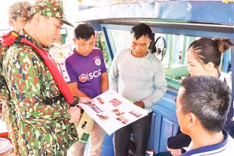 Hải đội 2, Bộ đội Biên phòng Quảng Ninh tuyên truyền cho ngư dân về đánh bắt thủy sản trên biển, chống khai thác IUU. 