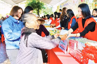 Người dân tham dự "Chợ Tết nhân ái" huyện Thạch Hà, tỉnh Hà Tĩnh. (Ảnh HỮU ANH) 