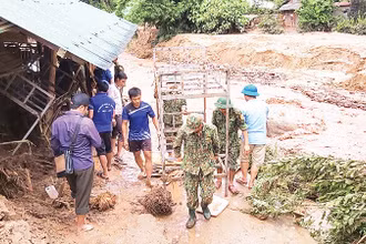 Bộ đội Biên phòng tỉnh Ðiện Biên giúp di chuyển người và tài sản ra khỏi vùng nguy hiểm. 