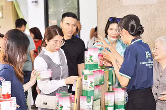 Người tiêu dùng tham quan, mua sắm sản phẩm xanh trưng bày tại Cuộc thi khởi nghiệp xanh được tổ chức tại thành phố. 